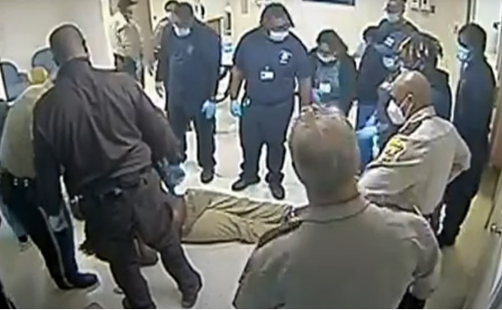 美国非裔男子遭跪压身亡现场曝光：被多名警察死死按住 受虐长达20分钟