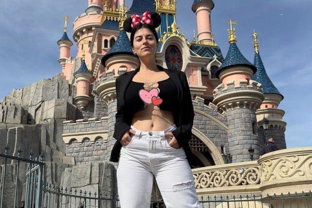 28岁意大利模特穿开襟式露脐装游迪士尼 引发众怒