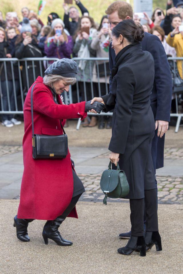 英国凯特王妃接受年长女士的屈膝礼 惹争议