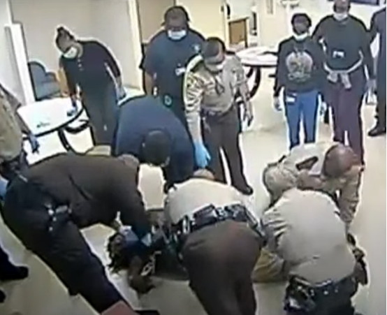 美国非裔男子遭跪压身亡现场曝光：被多名警察死死按住 受虐长达20分钟