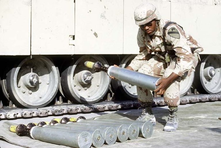 1990年，美军士兵在“沙漠盾牌”行动中搬运105毫米口径M833贫铀穿甲弹（维基百科图）