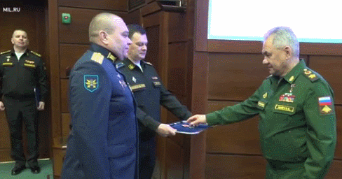 拦截美无人机的俄飞行员被授勋  绍伊古亲自为飞行员佩戴