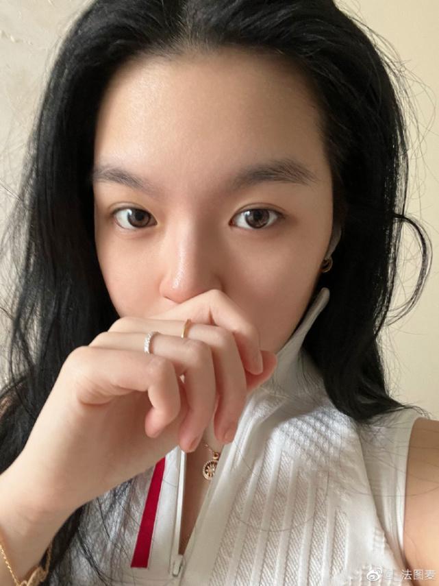 李咏20岁女儿晒最新美照 妈妈哈文留言超骄傲