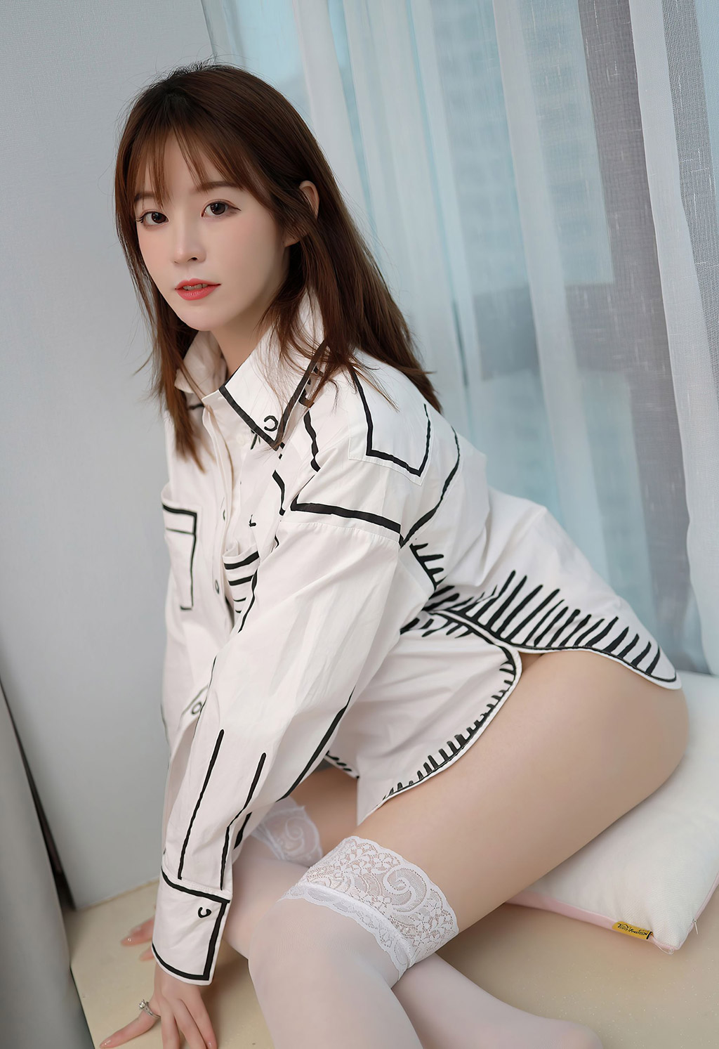 yoo优优黑与白丝袜灵动美足纤纤细腿妩媚动人