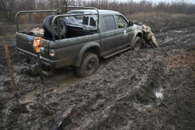 在俄乌冲突前线，泥泞是共同的敌人……