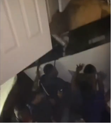 美国50多名大学生开派对踩塌公寓地板：12人受伤 混乱画面曝光