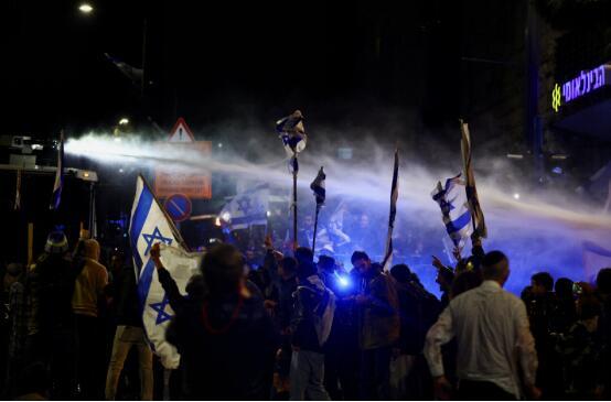以色列爆发大规模抗议，部分人一度冲破了警戒线，拜登政府“对今天以色列的事态发展深表关切”