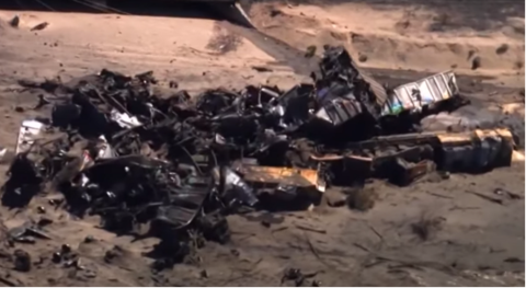 美国货运列车在加州脱轨 现场：铁矿石散落一地 车体严重变形