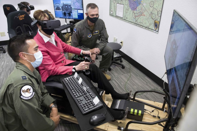 美空军对飞行员培训“上科技” 短期内难解人员荒