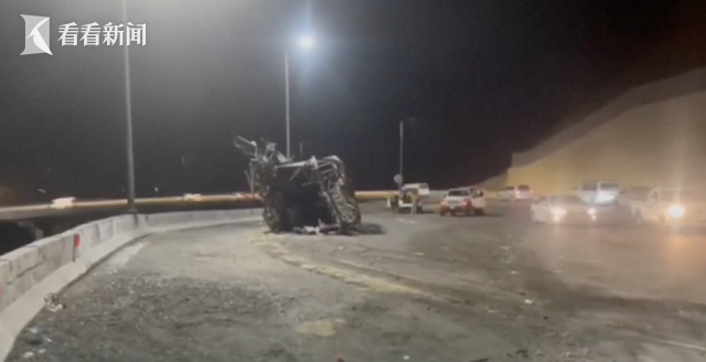 沙特一巴士在桥上碰撞后起火致20死 车被烧的只剩车架