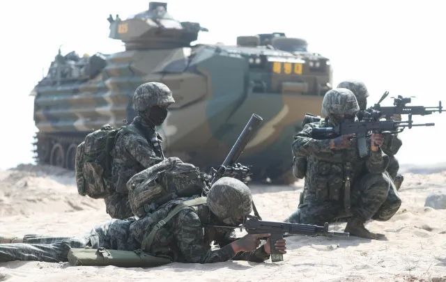 韩美两军29日实施联合登陆演习“双龙演习”的最后一个模块“决定性行动” 图源：韩媒