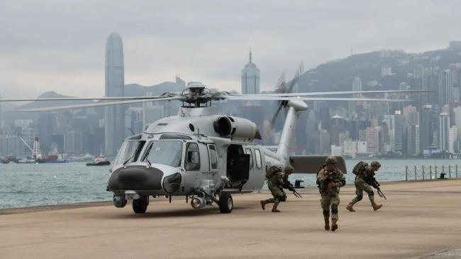 直20、三代猛士都出动了！驻香港部队三军联合巡逻