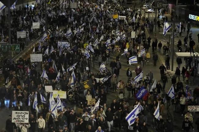 以色列数千名内塔尼亚胡支持者封锁城市道路，支持司法改革
