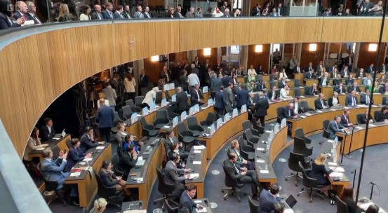 当地时间30日，乌克兰总统泽连斯基在奥地利议会下院发表视频演讲，部分奥议员离席抗议 视频截图