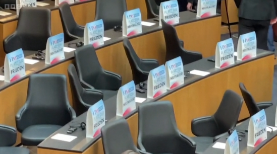 当地时间30日，乌克兰总统泽连斯基在奥地利议会下院发表视频演讲，部分奥议员离席抗议，并在桌上留下标语牌 视频截图