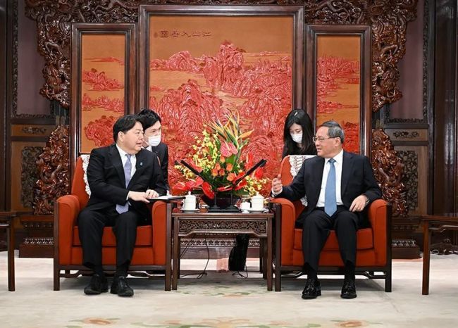 4月2日，国务院总理李强在北京中南海紫光阁会见来华访问的日本外相林芳正。新华社记者 张领 摄