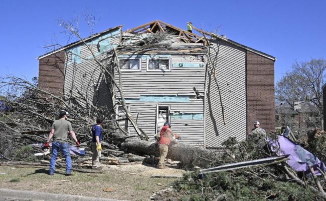 美国多州遭遇龙卷风袭击，建筑受损严重，满目疮痍