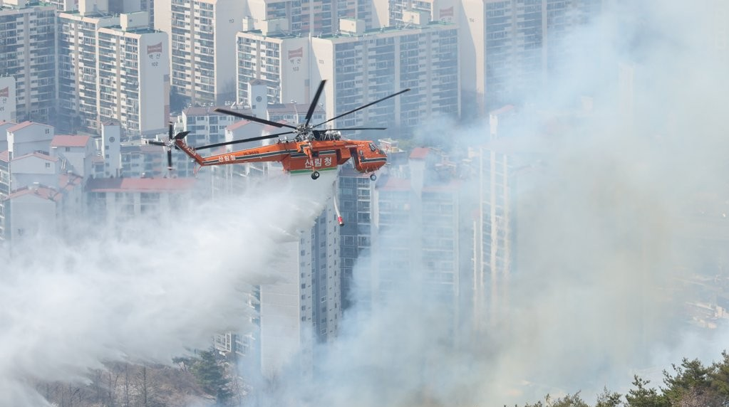4月2日，位于首尔市钟路区的仁王山发生山火，消防直升机正开展灭火工作。 图源：韩联社