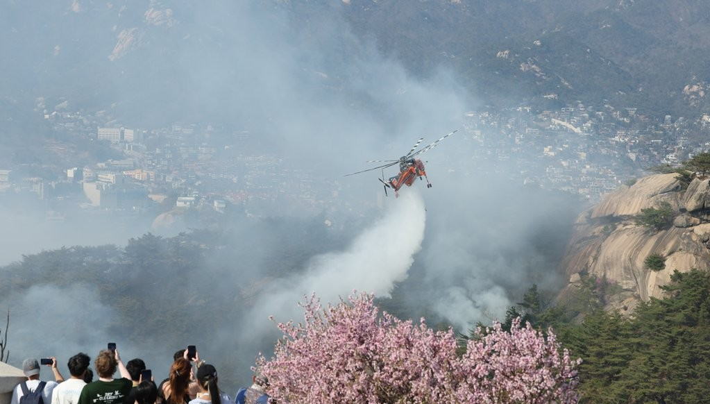 4月2日，位于首尔市钟路区的仁王山发生山火，消防直升机正开展灭火工作。 图源：韩联社