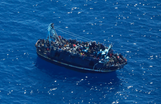 载400人非法移民船只在地中海遇险：船体进水 正缓慢下沉