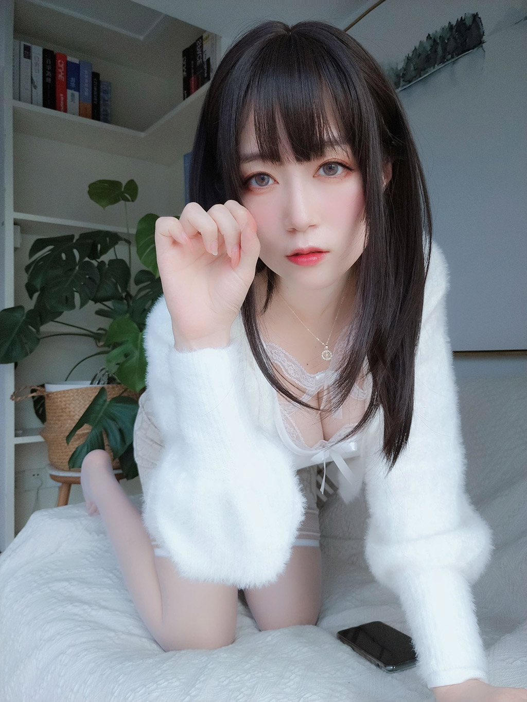 Coser小姐姐白银白蕾丝 写真套图