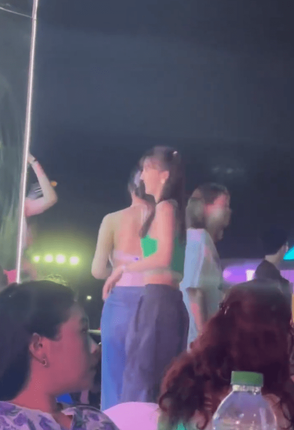 金晨泰国泼水音乐节被偶遇 身着露腰上衣身材满分