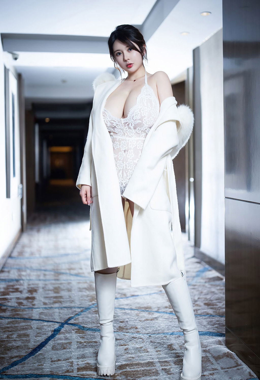 奶油妹妹白色镂空内衣与蕾丝袜
