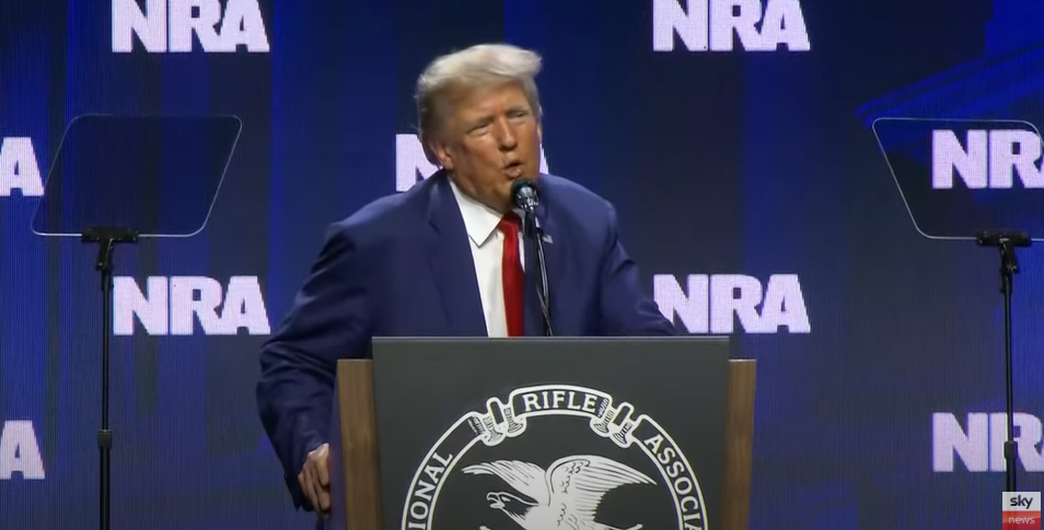 特朗普当地时间4月14日在美国全国步枪协会年会上发表演讲的画面。图源：英国天空新闻网视频截图
