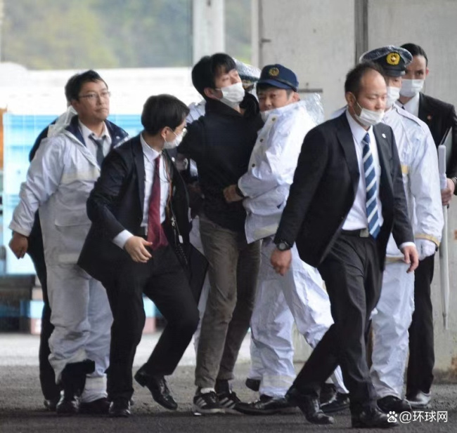 朝岸田投爆炸物男子被捕 现场画面