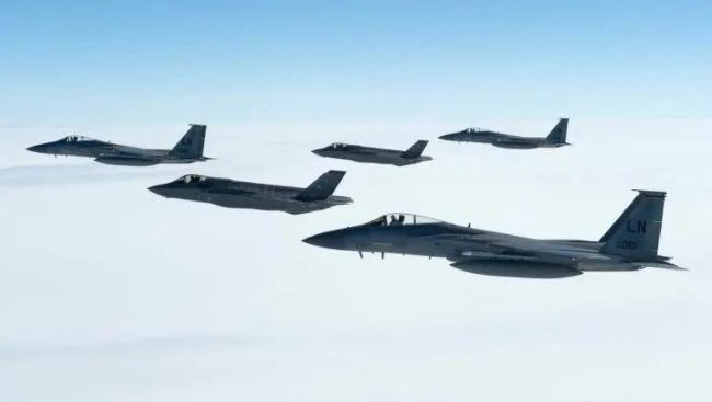 184架F-22，美军都不想要了，面对500架歼-20，美军想出两个新办法