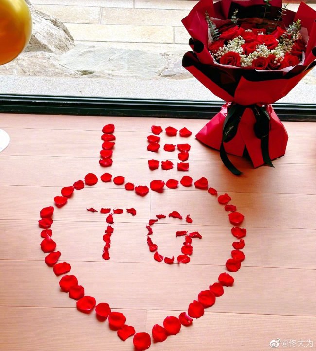 佟大为第15年结婚纪念日准备的浪漫玫瑰，还细心地用花瓣摆出了“15”的字样。