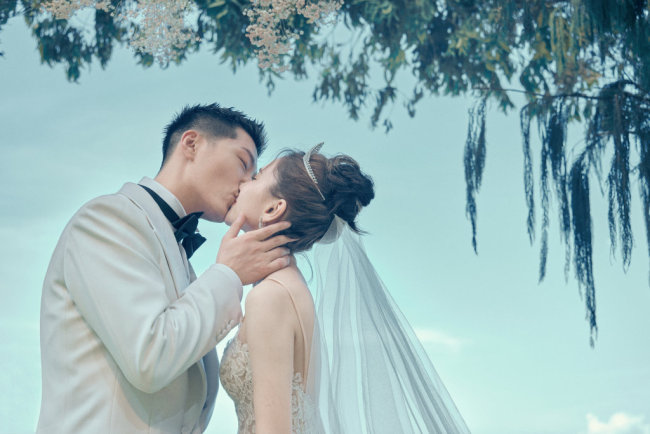 何超莲窦骁在婚礼现场热烈拥吻，画面高甜，俊男靓女很是养眼。