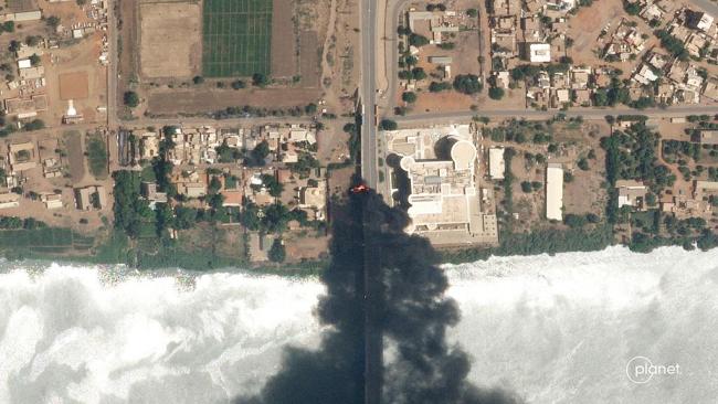 苏丹武装冲突卫星影像曝光：大桥着火运输机烧毁 中国造FTC-2000战斗机被摧毁？