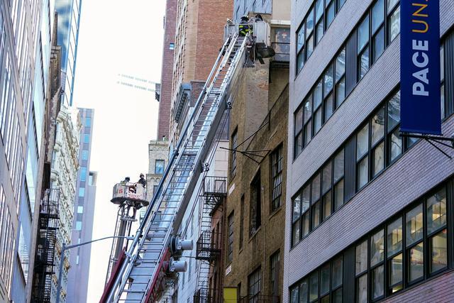 美国纽约一停车楼倒塌 事故发生时应该有6名工人在楼内工作