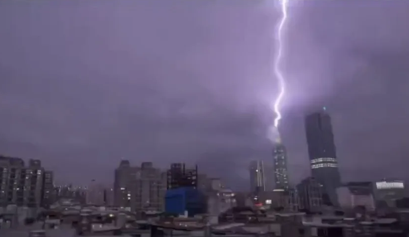 台北101大楼被闪电击中（图源：“TVBS”）