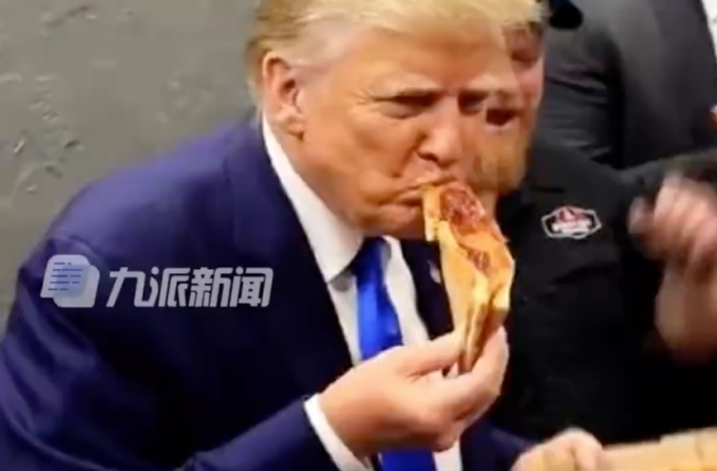特朗普请支持者吃披萨