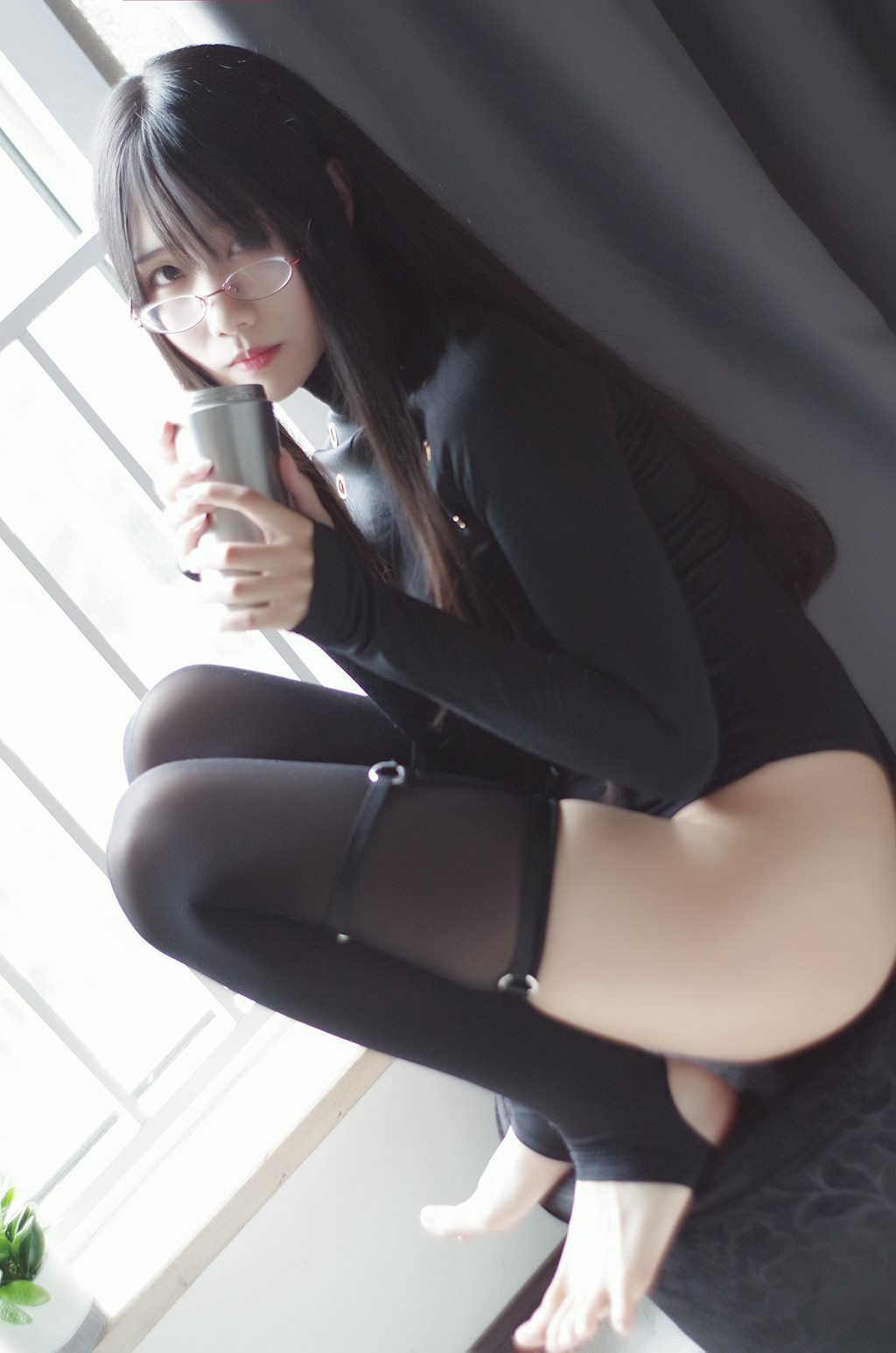 网红丰满少女曉美媽黑色紧身连体衣加黑丝美腿性感私房写真集