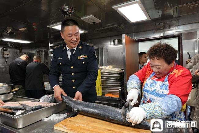 特色迎亲人！海军烟台舰首次回到烟台“兵妈妈”包鲅鱼水饺慰问官兵