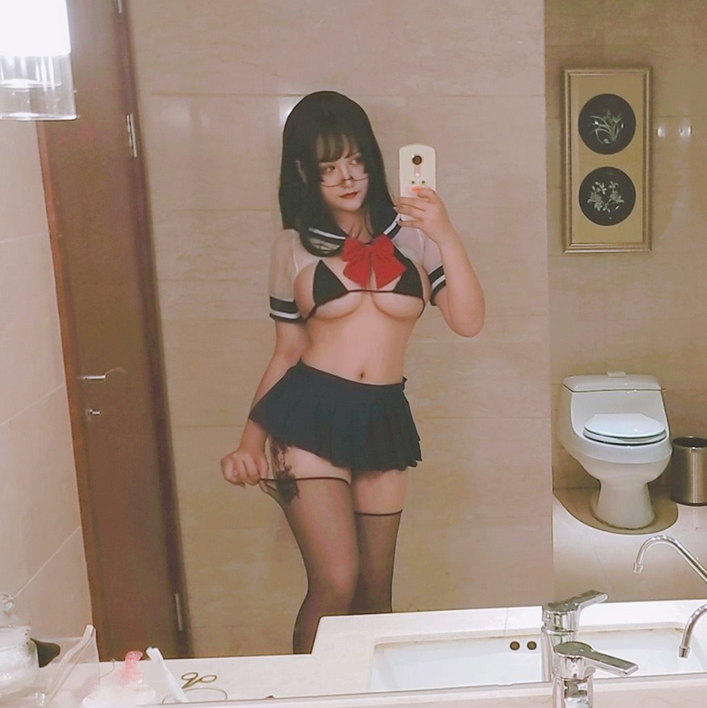 丰满性感少女夏鸽鸽不想起床情趣水手制服与短裙加黑丝美腿私房写真