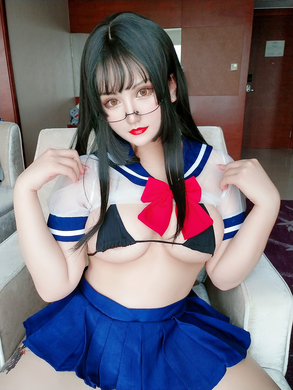 丰满性感少女夏鸽鸽不想起床情趣水手制服与短裙加黑丝美腿私房写真