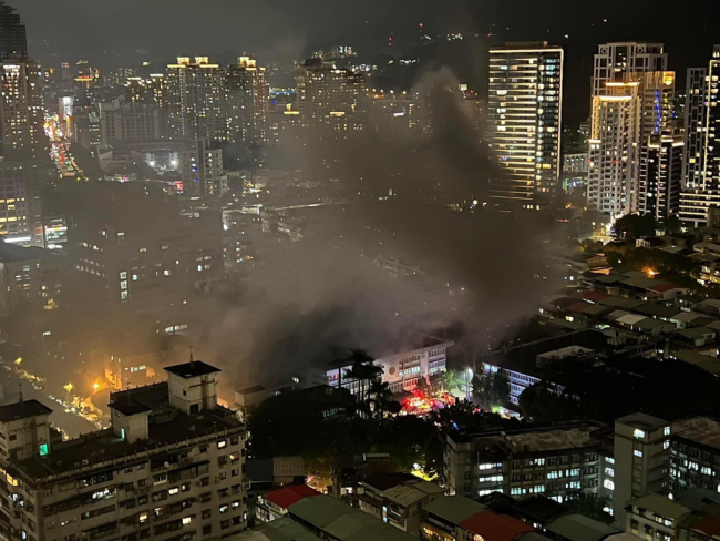 台当局法务部门“调查局”失火，现场浓烟窜出。图自中时新闻网