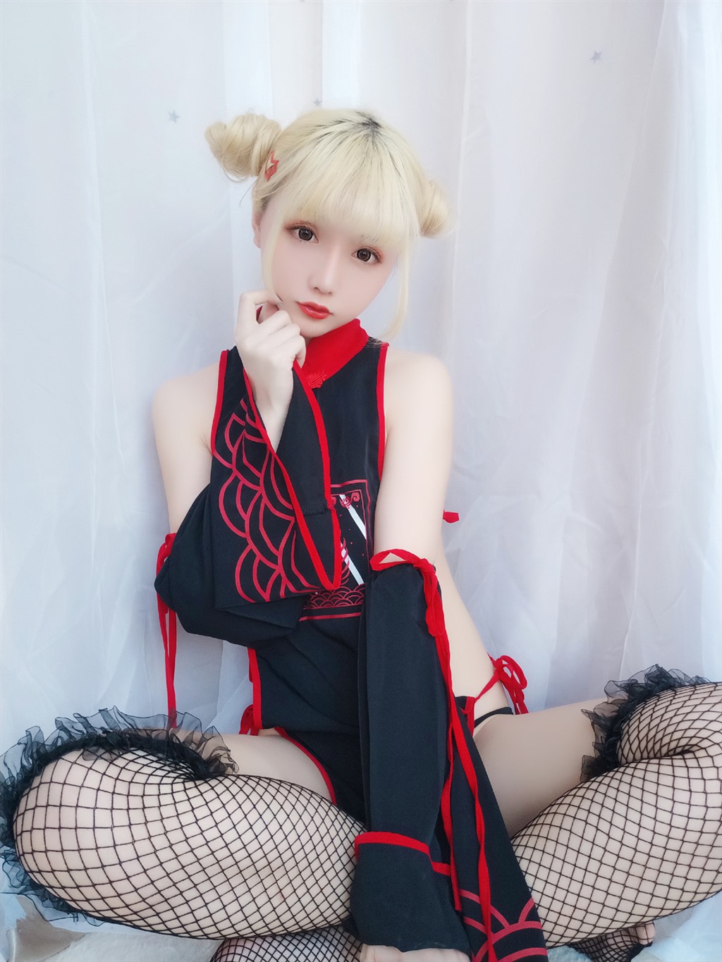 网红小萝莉星之迟迟幼齿僵尸包黑色情趣旗袍加黑色渔网袜性感私房写真集