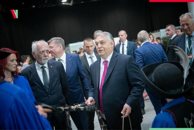 匈牙利总理秀甩鞭技术 击穿空气的鞭响震耳欲聋