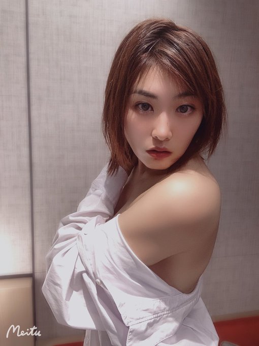帅气武斗派!F罩杯短发巨乳美女“三岳祐奈”出道一年勤练柔术健身改变形象!