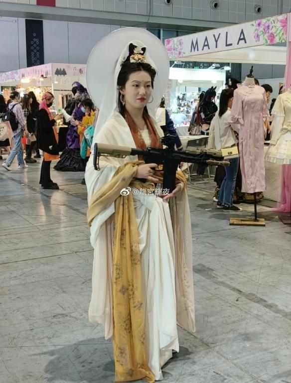 哈哈哈！上海漫展惊现“女菩萨”