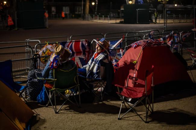 英国国王查尔斯三世加冕典礼进入倒计时 王室狂热粉丝提前搭帐篷等待游行