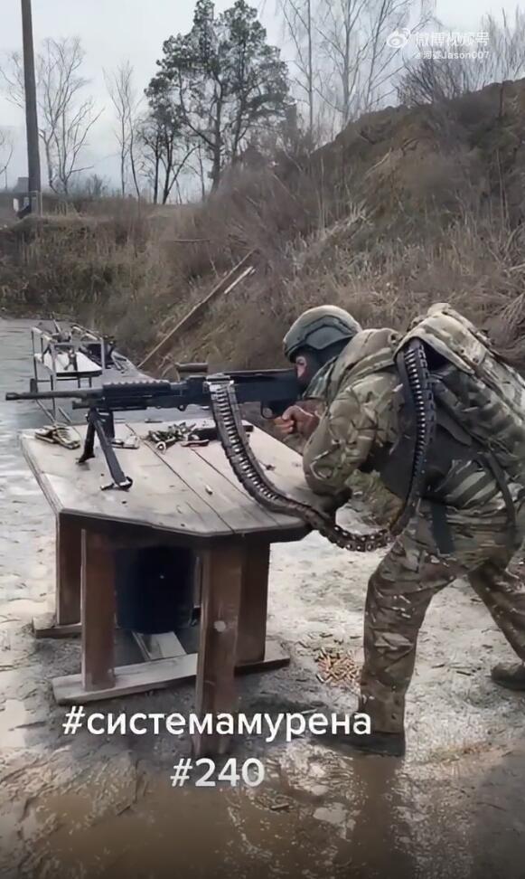 乌军测试大容量供弹背包