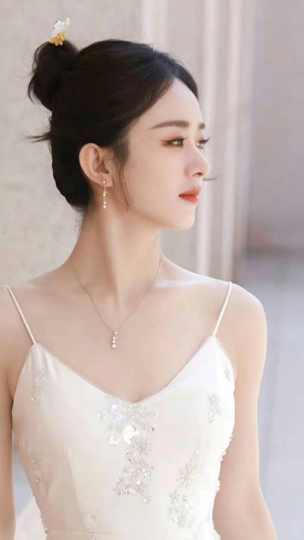 赵丽颖簪发造型很优雅 白色吊带裙勾勒曼妙身姿