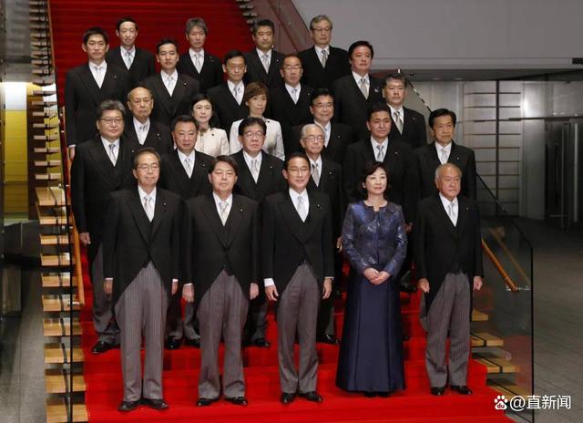 岸田文雄长子照片引争议 岸田家族的亲戚互相模仿内阁大臣，或者站在首相演讲台后摆姿势