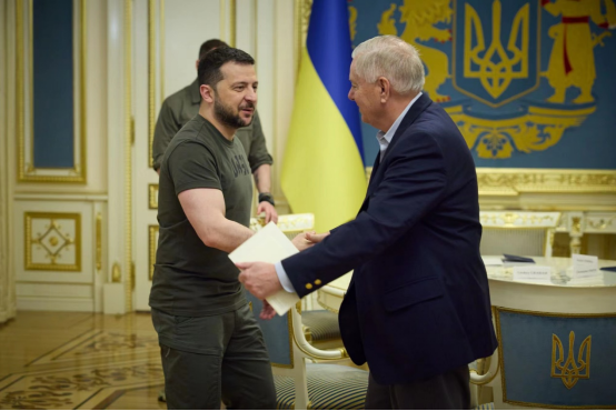 美议员基辅会见泽连斯基 将呼吁他在参议院与拜登政府的同事为乌克兰提供远程武器系统